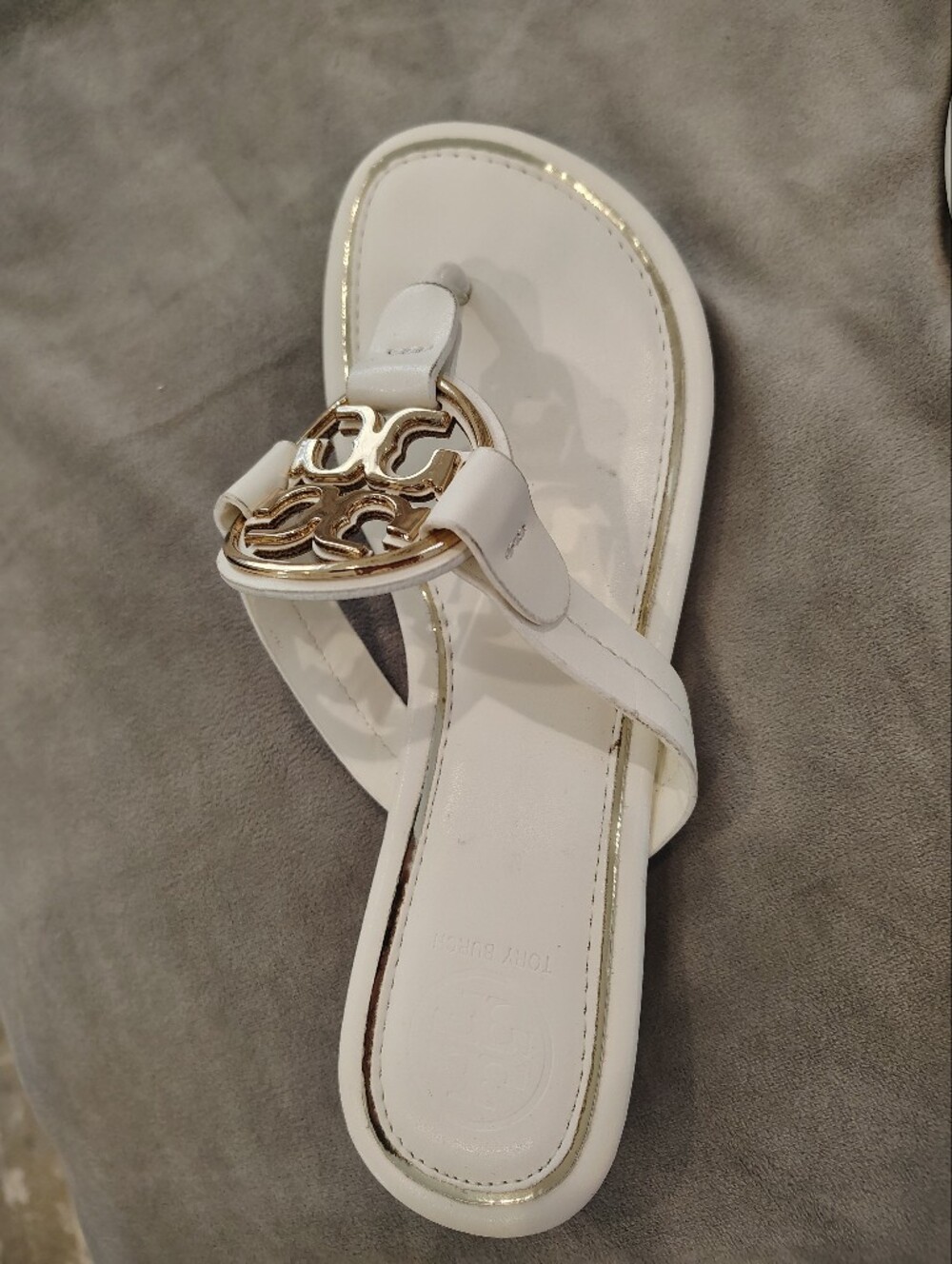Tory Burch White Leather Thong Sandals with Gold Logo Medallion - Picture 3 of 7